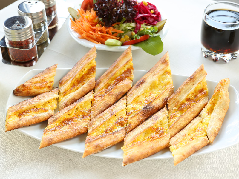 Kapalı Üç Peynirli Pide