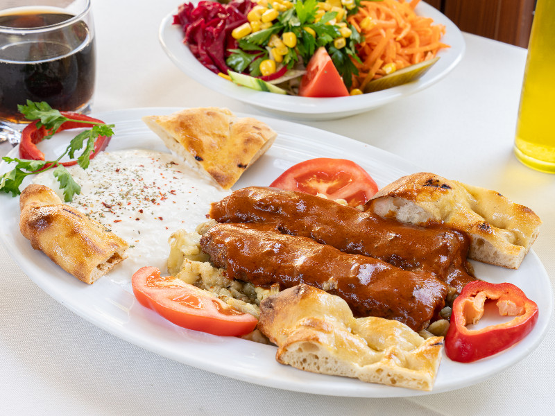 Patlıcan Yatağında Yoğurtlu Kebap